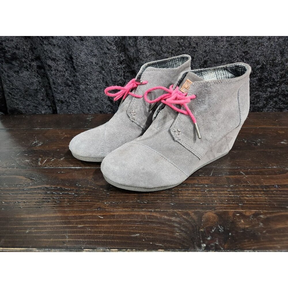 Toms Desert Wedge Grey Suede Lace-Up Booties Size 8.5 With Pink Laces EUC Womens
